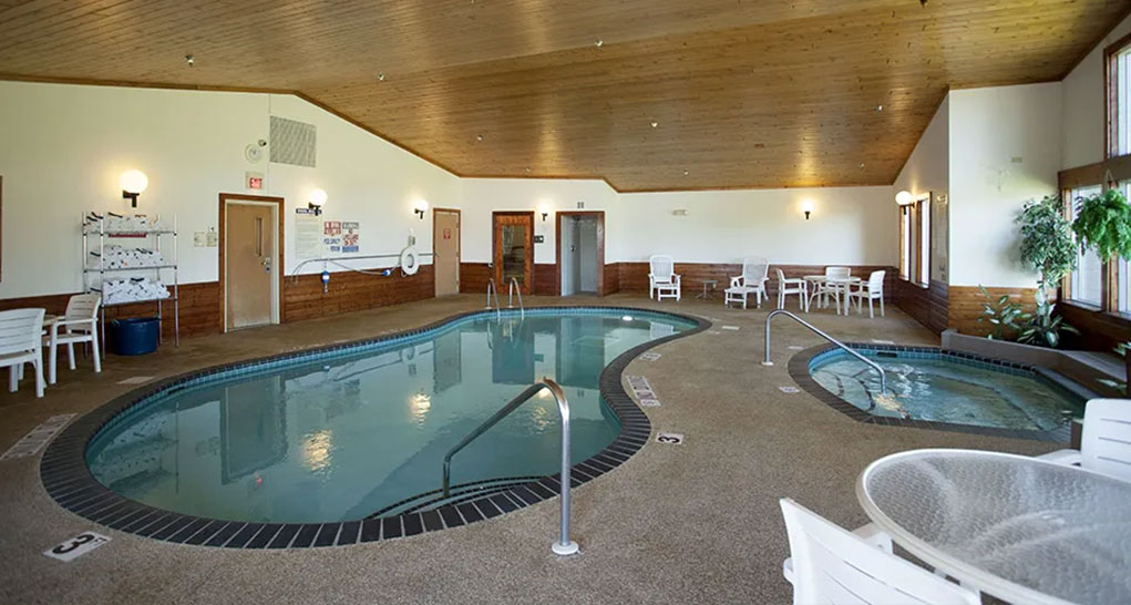 Pool and Hot tub at Country Inn Of Two Harbors