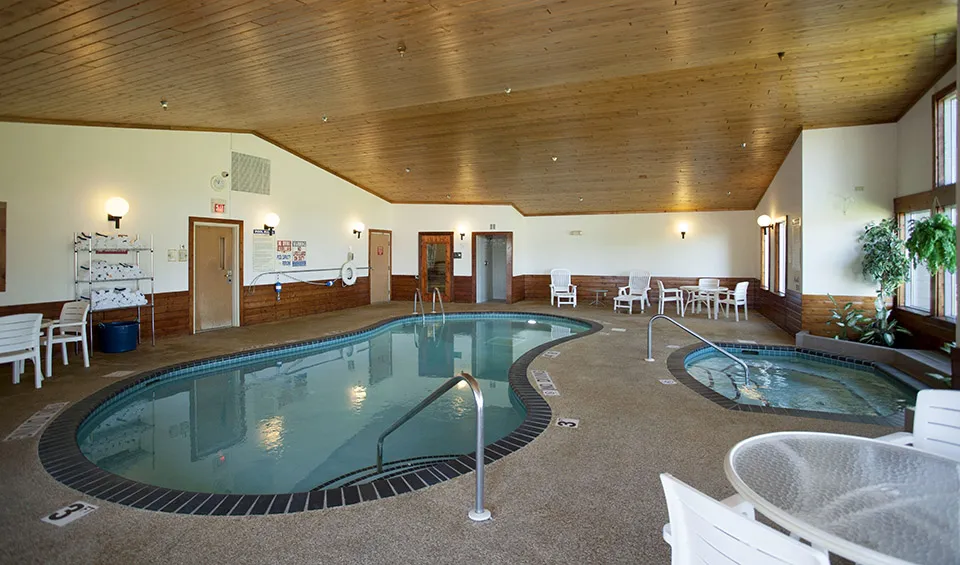 Pool and hot tub at Country Inn of Two Harbors